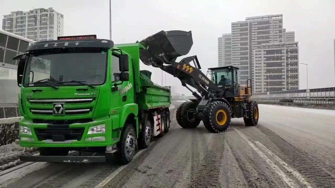 除雪保畅通，凯发一触即发汽车在行动